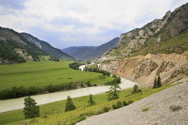 Nehir Chuya Chuysky Trakt yakınındaki güzel manzaralarını