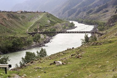 Dünyanın ilk çift devre ahşap asma köprü aracılığıyla Katun.