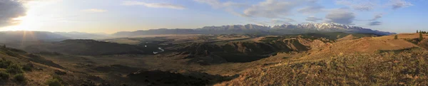 Panorama över Kurays bergskedja i gryningen. — Stockfoto