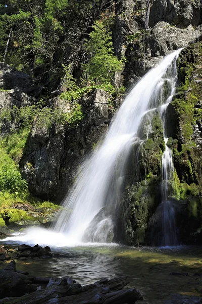 Natursköna Muehtinsky vattenfall i Altai Republiken. — Stockfoto