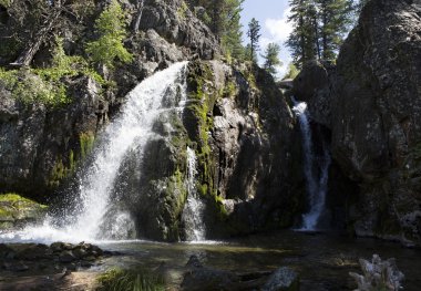 Doğal Muehtinsky şelale Altay Cumhuriyeti.