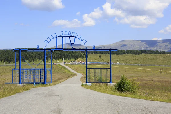 View Seminsky mountain pass out of the gates Sports complex Seminsky. — Stock Photo, Image