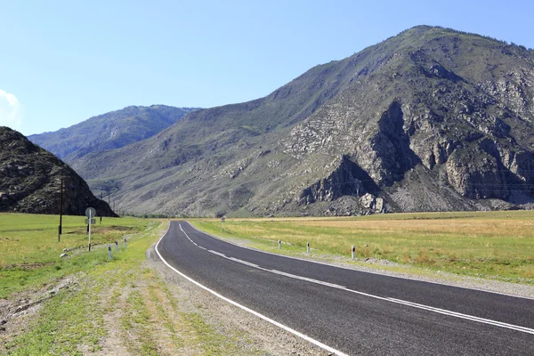 Hermoso Chuysky Trakt en las montañas de Altai . —  Fotos de Stock