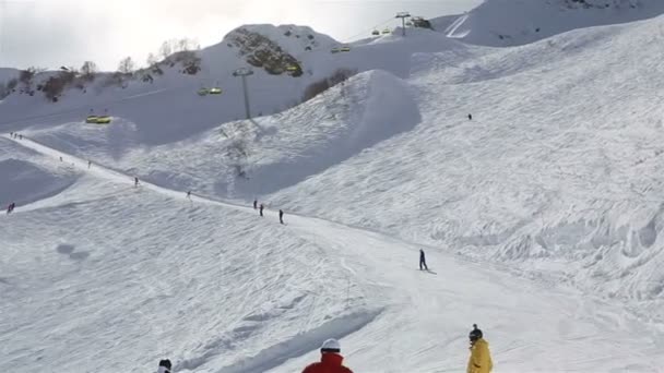 在罗莎 · 德鲁日阿尔卑斯山度假胜地滑雪升降椅 — 图库视频影像