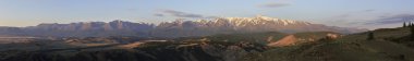 Panorama Kurai bozkırı ve Kuzey Chuya sırtı şafak vakti.