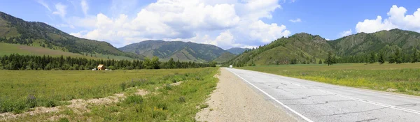 Belo panorama de Chuysky Trakt em Altai Montanhas. — Fotografia de Stock