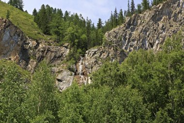 Altay dağlarında güzel şelale Shirlak.