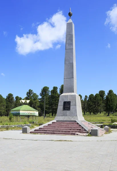 Monument dédié au bicentenaire des montagnes de l'Altaï entrée volontaire en Russie sur le col Seminsky . — Photo