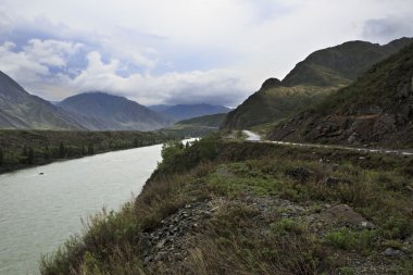 Fırtına bulutları Chuysky Trakt ve nehir Katun.