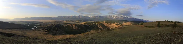 Panorama de la chaîne de montagnes Kuray à l'aube. — Photo