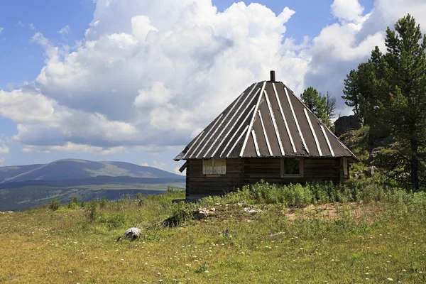 Casa de madeira no topo da montanha Tiyahta — Fotografia de Stock
