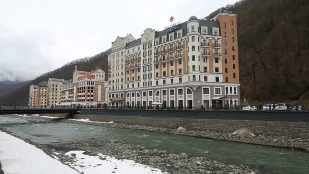 Hotel Heliopark Freestyle v alpském středisku Rosa Khutor — Stock video