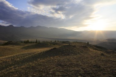 Kuray Sıradağları ve bozkır şafak.