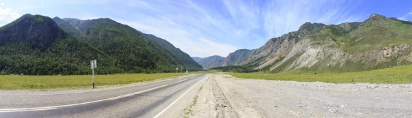 Красивая панорама Чуйского тракта в горах Алтая. — стоковое фото