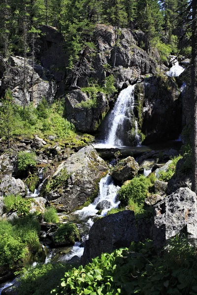 Hermosa cascada Muehtinsky en la República de Altai . — Foto de Stock