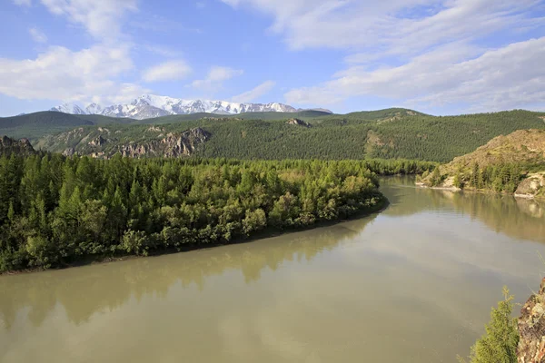 River and snow capped North Chuya ridge. — Stock Photo, Image