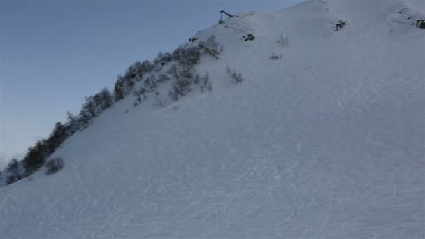 Panoramę szczytów gór Kaukazu w kurorcie narciarskim Rosa Khutor — Wideo stockowe