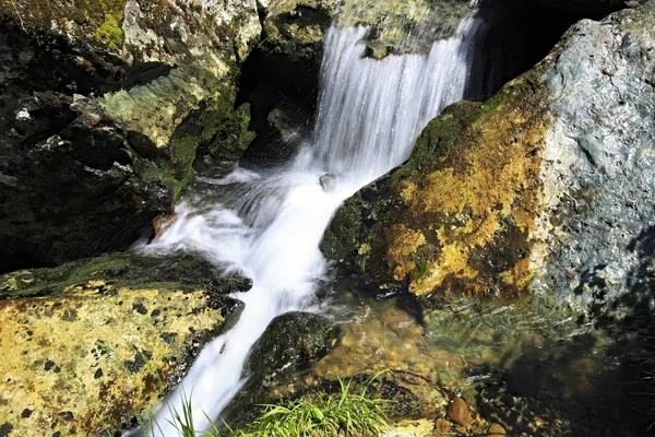 Movimiento de agua en la cascada de Muehtinsky . —  Fotos de Stock