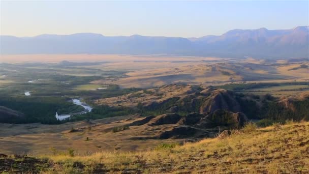 Panorama van Kuray steppe en Noord Chuya ridge bij dageraad. — Stockvideo