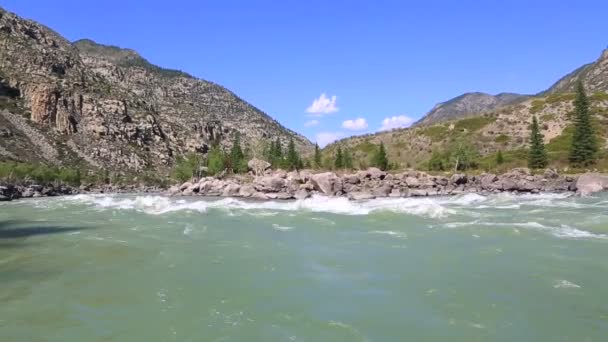 Schöne ilgumensky Schwelle am Fluss Katun. — Stockvideo