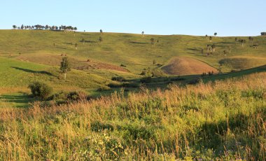 Dağlarda güzel haystacks.
