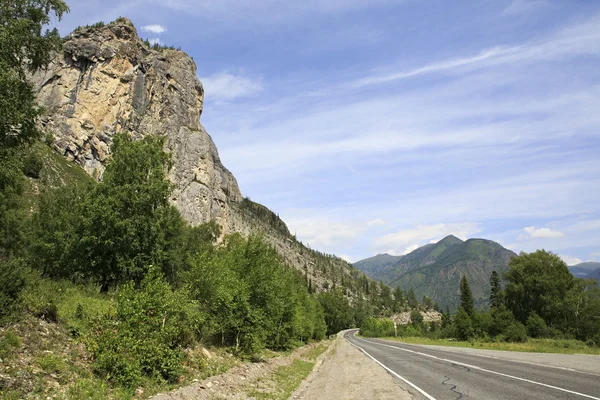 Hermoso Chuysky Trakt en las montañas de Altai . — Foto de Stock