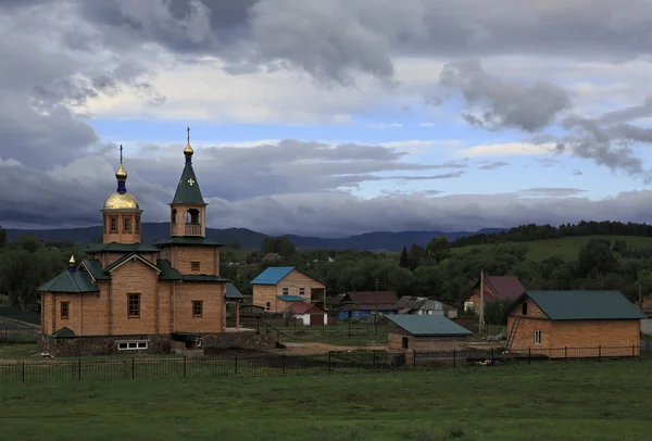 Wooden church in the village Starobelokuriha. — Stock Photo, Image