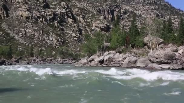 Mooie Ilgumensky drempel op Katun rivier. — Stockvideo