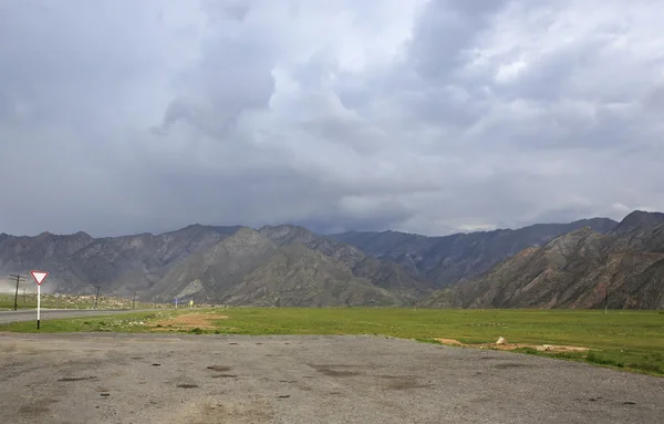 嵐雲中也アルタイ山脈の尾根上. — ストック写真