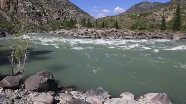 Beautiful Ilgumensky threshold on Katun River. — Stock Video