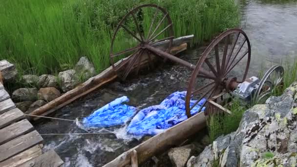 Alkalmazkodás a mosás ágynemű mountain river. — Stock videók