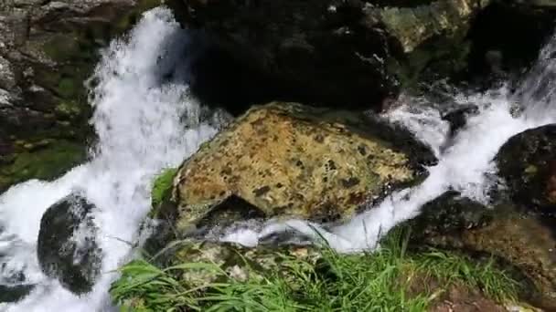 Prachtige Muehtinsky waterval in de Russische autonome deelrepubliek Altaj. — Stockvideo