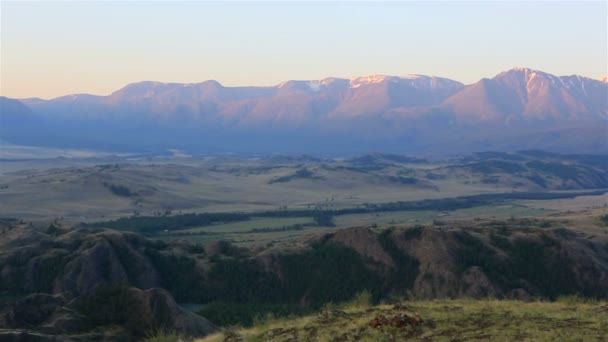 Panorama of Kuray steppe and North Chuya ridge at dawn. — Stock Video