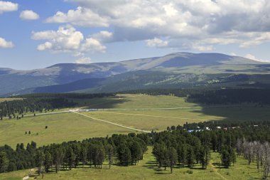 Seminsky dağın görünümünü geçmek en iyi Tiyahty.