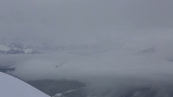 Hermosos picos de montaña de las montañas del Cáucaso en la niebla. Tiempo de caducidad — Vídeos de Stock