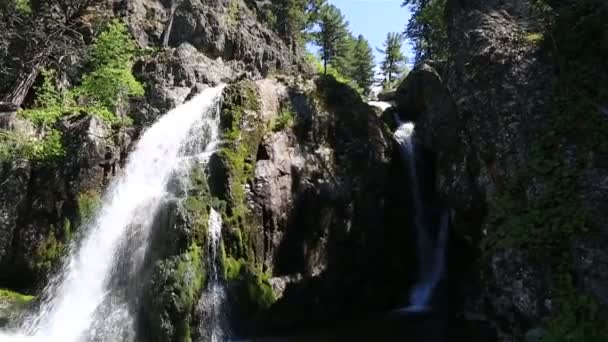 Beautiful Muehtinsky waterfall in Altai Republic. — Stock Video