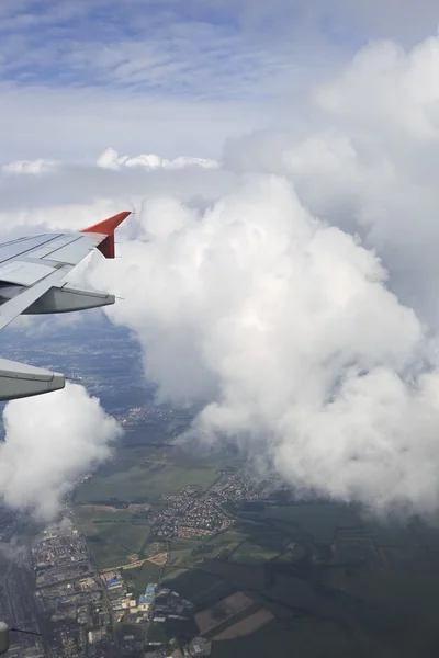地球上空で翼航空機と積雲の雲. — ストック写真