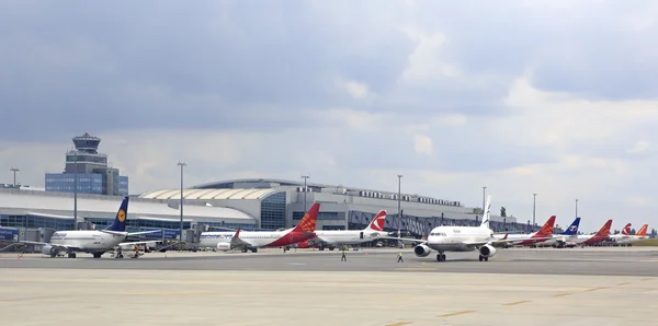 Havaalanında uçak terminal — Stok fotoğraf