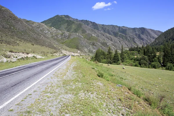 Hermoso Chuysky Trakt en las montañas de Altai . — Foto de Stock