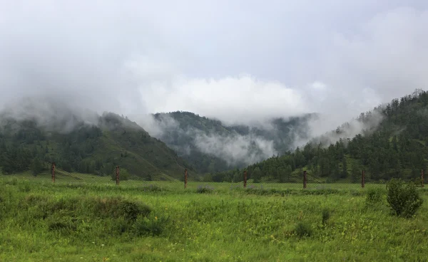 嵐雲中也アルタイ山脈の尾根上. — ストック写真