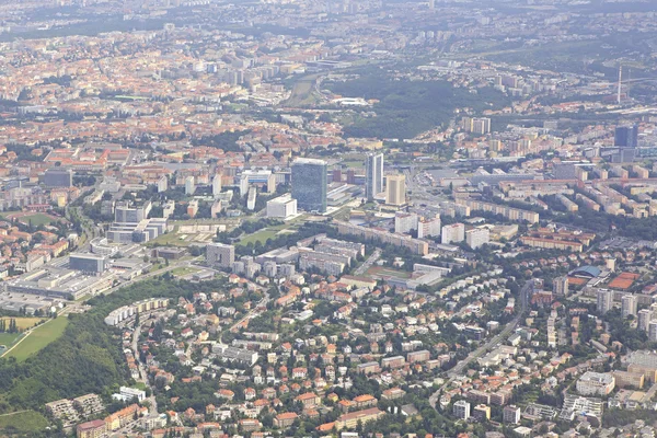 Uitzicht vanaf vliegtuigen naar het gebied van Praag. — Stockfoto