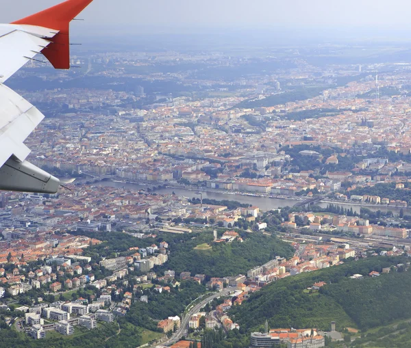 航空機からプラハの街を見る. — ストック写真