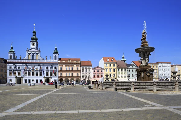 Kašna na náměstí v historickém centru Českých Budějovic. — Stock fotografie