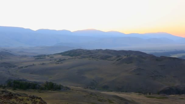 Panorama z pohoří Kuray a hřeben Severní Čuja za úsvitu. — Stock video