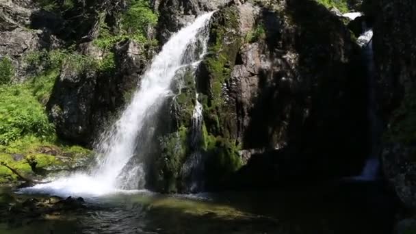 Prachtige Muehtinsky waterval in de Russische autonome deelrepubliek Altaj. — Stockvideo