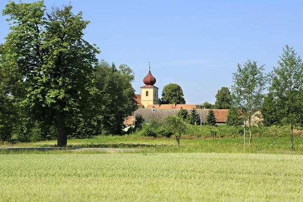 Církevní stavby v předměstí Prahy. — Stock fotografie