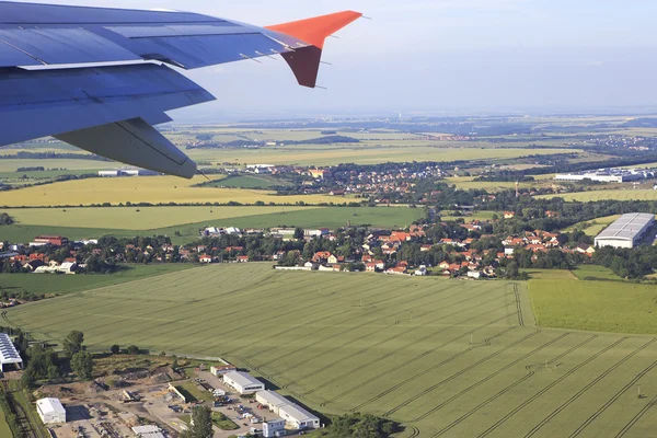 プラハの郊外に飛行機からの眺め. — ストック写真