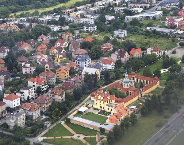 Uitzicht vanaf vliegtuigen naar het gebied van Praag. — Stockfoto