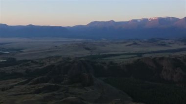 Kuray Bozkır ve Kuzey Chuya ridge şafakta Panoraması.