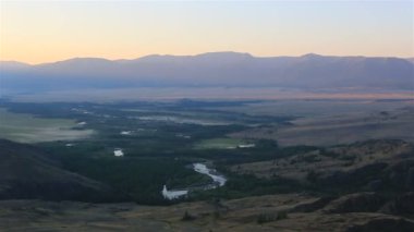 Kuray Bozkır ve Kuzey Chuya ridge şafakta Panoraması.